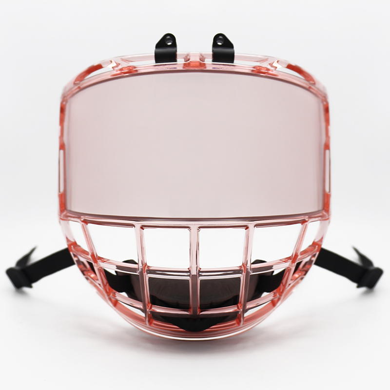 Jugador de hockey sobre hielo con casco protector con jaula