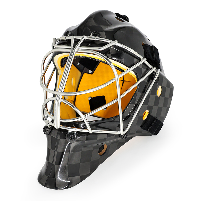 Inspecci&oacute;n de seguridad del casco de hockey sobre hielo.